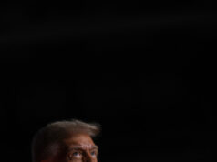 GOP cobre ‘Donald sujo’ em meio às consequências dos e-mails de Epstein Vídeo de novembro de 1992, mostrando Donald Trump socializando com Jeffrey Epstein em Mar-A-Lago.