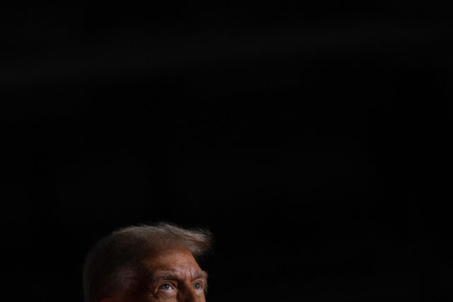 GOP cobre 'Donald sujo' em meio às consequências dos e-mails Vídeo de novembro de 1992, mostrando Donald Trump socializando com Jeffrey Epstein em Mar-A-Lago.