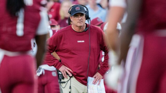 Gamecocks, SEC pior no ataque, demite OC Shula
