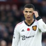 Cristiano Ronaldo posa após assinar contrato com o Manchester United no complexo de treinamento Carrington em 2021, em Manchester, na Inglaterra.