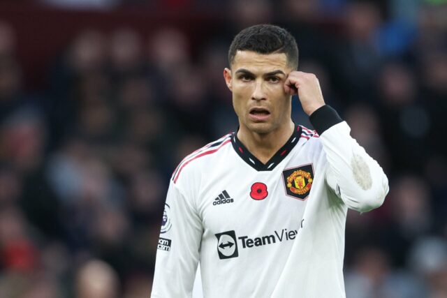 Cristiano Ronaldo posa após assinar contrato com o Manchester United no complexo de treinamento Carrington em 2021, em Manchester, na Inglaterra.