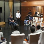 Gautam Gambhir interage com jovens jogadores de futebol em Calcutá