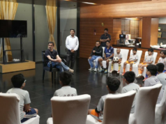 Gautam Gambhir interage com jovens jogadores de futebol em Calcutá Gautam Gambhir interage com jovens jogadores de futebol em Calcutá