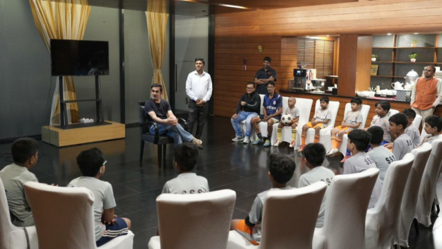 Gautam Gambhir interage com jovens jogadores de futebol em Calcutá
