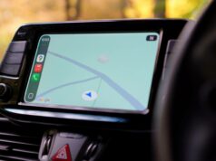Gemini chega ao Android Auto como o novo copiloto do seu carro Vista superior de um carro passando sobre o logotipo do Android Auto.
