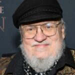George RR Martin diz que vários spinoffs de 'Game of Thrones', incluindo “algumas sequências”, ainda estão em desenvolvimento