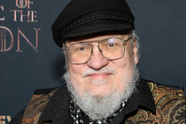 George RR Martin diz que vários spinoffs de 'Game of Thrones', incluindo “algumas sequências”, ainda estão em desenvolvimento
