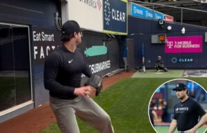 Gerrit Cole, dos Yankees, volta jogando fora do monte em uma etapa positiva de recuperação de Tommy John O arremessador do New York Yankees, Gerrit Cole, vestindo uma camiseta e chapéu pretos do Yankees, segurando uma luva preta.