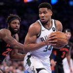 Giannis Antetokounmpo vai para a rede enquanto Mitchell Robinson defende no Madison Square Garden em 28 de novembro de 2025 na cidade de Nova York.
