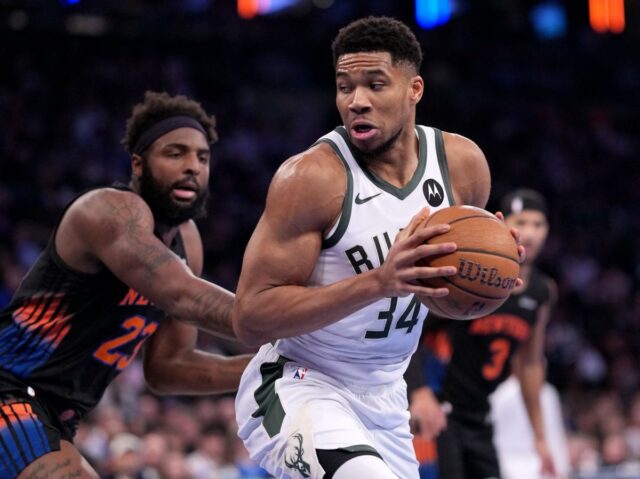 Giannis Antetokounmpo vai para a rede enquanto Mitchell Robinson defende no Madison Square Garden em 28 de novembro de 2025 na cidade de Nova York. 