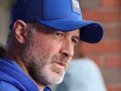 Giants demitem o coordenador defensivo Shane Bowen após outra implosão Um homem com um boné azul do New York Giants olhando para a direita.