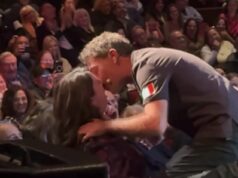 Gino D’Acampo chupa espaguete da boca de uma fã antes de levar um tapa durante show de retorno no Canadá – depois de ter sido cancelado por ser ‘inadequado’ Gino D¿Acampo chupou espaguete da boca de uma fã durante seu show de retorno no Canadá esta semana, seguindo seu machado ITV em meio a uma série de acusações de má conduta