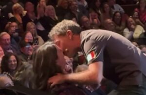 Gino D’Acampo chupa espaguete da boca de uma fã antes de levar um tapa durante show de retorno no Canadá – depois de ter sido cancelado por ser ‘inadequado’ Gino D¿Acampo chupou espaguete da boca de uma fã durante seu show de retorno no Canadá esta semana, seguindo seu machado ITV em meio a uma série de acusações de má conduta