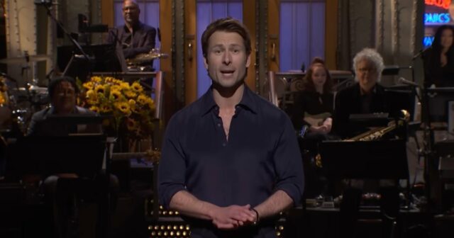 Glen Powell leva motorista da UPS para Nova York para Cameos memoráveis do 'Saturday Night Live': Kris Jenner, Khloe Kardashian, Tyler Cameron e mais