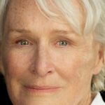 Glenn Close sobre o papel de uma senhora assustadora da igreja em 'Wake Up Dead Man', essas críticas de 'All's Fair' e atuação com Kim Kardashian: 'Ela sempre estava preparada'