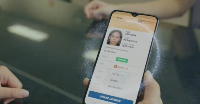 Os motoristas de Queensland tiveram a opção de renovar suas licenças on-line, em vez de pessoalmente em um centro de serviços do departamento de transporte.