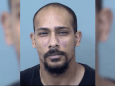 Golpista do Arizona pega 87 meses por fraude de US$ 5,6 milhões pagando por jogos de azar e estilo de vida O golpista do Arizona pega 87 meses por fraude de US$ 5,6 milhões no pagamento de jogos de azar e estilo de vida. Foto de um homem adulto com cabeça raspada e cavanhaque curto, olhando diretamente para a câmera contra um fundo azul claro liso.