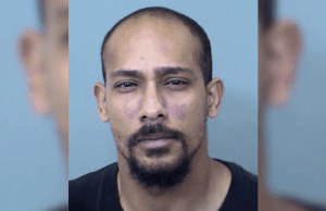 Golpista do Arizona pega 87 meses por fraude de US$ 5,6 milhões pagando por jogos de azar e estilo de vida O golpista do Arizona pega 87 meses por fraude de US$ 5,6 milhões no pagamento de jogos de azar e estilo de vida. Foto de um homem adulto com cabeça raspada e cavanhaque curto, olhando diretamente para a câmera contra um fundo azul claro liso.