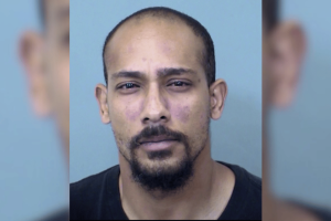 Golpista do Arizona pega 87 meses por fraude de US$ O golpista do Arizona pega 87 meses por fraude de US$ 5,6 milhões no pagamento de jogos de azar e estilo de vida. Foto de um homem adulto com cabeça raspada e cavanhaque curto, olhando diretamente para a câmera contra um fundo azul claro liso.