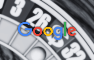 Google mira em jogos de sorteio, removendo classificação ‘social’ Uma roleta borrada com bolsos numerados em vermelho, preto e verde aparece no fundo, sobreposta ao logotipo multicolorido do Google em foco nítido no centro. Google mira em jogos de sorteio, removendo classificação ‘social’