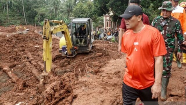 Governador Luthfi pede a sua equipe que se antecipem para Governador Luthfi pede a sua equipe que se antecipem para que o deslizamento de Cilacap não aconteça novamente