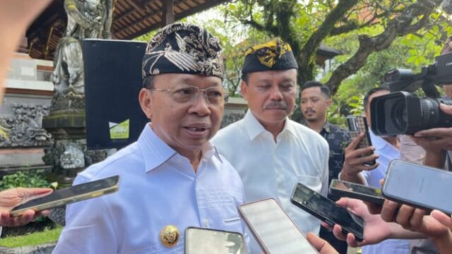 Governador de Bali ordena que a construção de elevadores nas Governador de Bali ordena que a construção de elevadores nas falésias da praia de Kelingking seja interrompida