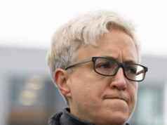 Governador do Oregon ameaça investigar e processar agentes federais que aplicam leis de imigração Governador do Oregon ameaça investigar e processar agentes federais que aplicam leis de imigração