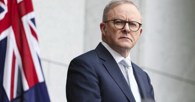 O primeiro-ministro Anthony Albanese em uma conferência de imprensa no Parlamento em Camberra na terça-feira, 26 de agosto de 2025.