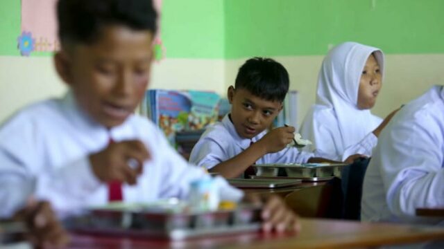 Grande comoção! Supostamente falso MBG Ompreng no norte de Jacarta, Grande comoção! Supostamente falso MBG Ompreng no norte de Jacarta, polícia intervém