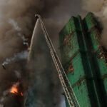 Grande incêndio coloca Hong Kong em alerta máximo enquanto bombeiros combatem o incêndio