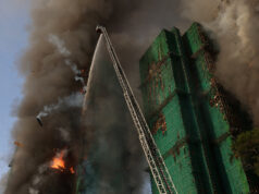 Grande incêndio coloca Hong Kong em alerta máximo enquanto bombeiros combatem o incêndio Grande incêndio coloca Hong Kong em alerta máximo enquanto bombeiros combatem o incêndio