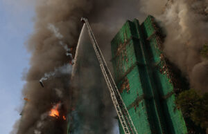 Grande incêndio coloca Hong Kong em alerta máximo enquanto bombeiros combatem o incêndio Grande incêndio coloca Hong Kong em alerta máximo enquanto bombeiros combatem o incêndio