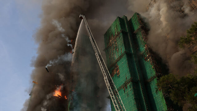 Grande incêndio coloca Hong Kong em alerta máximo enquanto bombeiros Grande incêndio coloca Hong Kong em alerta máximo enquanto bombeiros combatem o incêndio