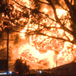 A enorme bola de fogo atingiu até 150 metros de altura. Ocorreu após um incêndio industrial em North St Marys, no oeste de Sydney.