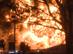 Grande incêndio industrial no oeste de Sydney pode durar dias A enorme bola de fogo atingiu até 150 metros de altura. Ocorreu após um incêndio industrial em North St Marys, no oeste de Sydney.