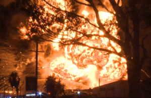 Grande incêndio industrial no oeste de Sydney pode durar dias A enorme bola de fogo atingiu até 150 metros de altura. Ocorreu após um incêndio industrial em North St Marys, no oeste de Sydney.