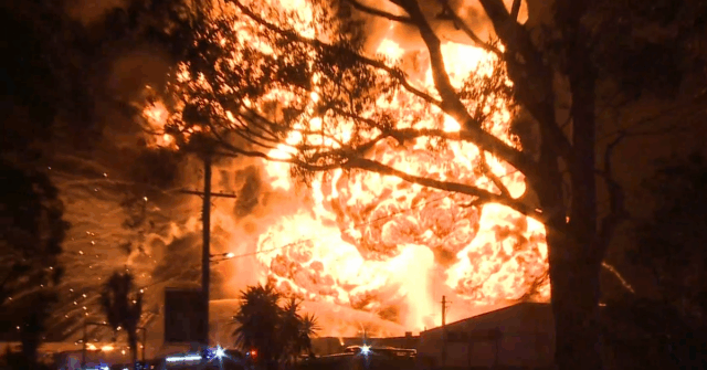 A enorme bola de fogo atingiu até 150 metros de altura. Ocorreu após um incêndio industrial em North St Marys, no oeste de Sydney.