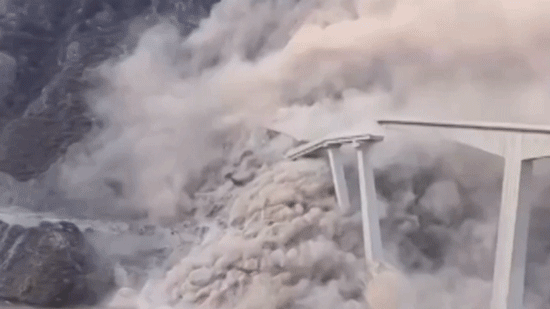 Grande ponte chinesa desaba no rio poucos meses após ser Grande ponte chinesa desaba no rio poucos meses após ser aberta ao tráfego