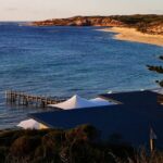 Uma pessoa foi mordida por um tubarão ao sul de Perth, segundo relatos. O ataque aconteceu em Gnarabup Beach, na região de Margaret River, disse o Departamento de Indústrias Primárias e Desenvolvimento Regional (DPIRD) do estado.