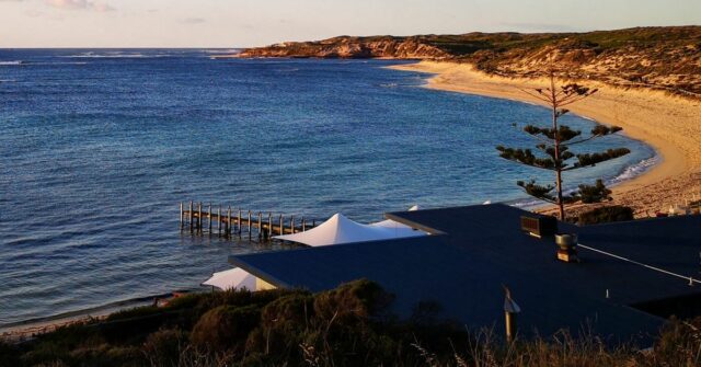 Uma pessoa foi mordida por um tubarão ao sul de Perth, segundo relatos. O ataque aconteceu em Gnarabup Beach, na região de Margaret River, disse o Departamento de Indústrias Primárias e Desenvolvimento Regional (DPIRD) do estado.