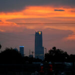 O prefeito de Oklahoma City, David Holt, durante a conferência de mídia comemorando a contagem regressiva de 1000 dias para LA28 em Devon Park em Oklahoma City, segunda-feira, 20 de outubro de 2025.