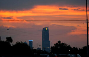 Grandes apostas para a América em Oklahoma City combinam capital com ideias para amplificar o impacto O prefeito de Oklahoma City, David Holt, durante a conferência de mídia comemorando a contagem regressiva de 1000 dias para LA28 em Devon Park em Oklahoma City, segunda-feira, 20 de outubro de 2025.