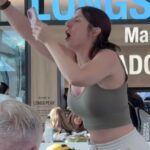 Uma mulher no aeroporto de Denver se tornou viral por seu colapso no terminal. Imagem via @UnacceptableTay no TikTok