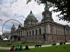 Grupo interpartidário da Irlanda do Norte pede impostos mais elevados para reduzir os danos relacionados com o jogo Prefeitura de Belfast. Grupo interpartidário da Irlanda do Norte pede impostos mais elevados para reduzir os danos relacionados com o jogo