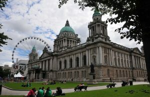 Grupo interpartidário da Irlanda do Norte pede impostos mais elevados para reduzir os danos relacionados com o jogo Prefeitura de Belfast. Grupo interpartidário da Irlanda do Norte pede impostos mais elevados para reduzir os danos relacionados com o jogo