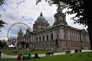 Grupo interpartidário da Irlanda do Norte pede impostos mais elevados Prefeitura de Belfast. Grupo interpartidário da Irlanda do Norte pede impostos mais elevados para reduzir os danos relacionados com o jogo