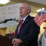 Arquivo - O sol se põe no parque eólico em McCook, Texas, durante uma onda de calor na quarta-feira, 20 de julho de 2022. Os republicanos da Câmara votaram na noite de terça-feira para derrubar uma regra do Departamento do Trabalho que permite que os planos de aposentadoria considerem fatores ambientais, sociais e de governança ao tomar decisões de investimento. (Delcia Lopez/O Monitor via AP, Arquivo)