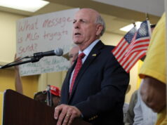Grupos conservacionistas criticam escolha de Trump para liderar agência ambiental importante Arquivo - O sol se põe no parque eólico em McCook, Texas, durante uma onda de calor na quarta-feira, 20 de julho de 2022. Os republicanos da Câmara votaram na noite de terça-feira para derrubar uma regra do Departamento do Trabalho que permite que os planos de aposentadoria considerem fatores ambientais, sociais e de governança ao tomar decisões de investimento. (Delcia Lopez/O Monitor via AP, Arquivo)