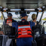 O almirante Kevin Lunday, comandante interino da Guarda Costeira dos EUA, fala durante uma audiência do Comitê de Comércio, Ciência e Transporte do Senado sobre sua nomeação para Comandante da Guarda Costeira, quarta-feira, 19 de novembro de 2025, no Capitólio, em Washington. (Foto AP/Julia Demaree Nikhinson)