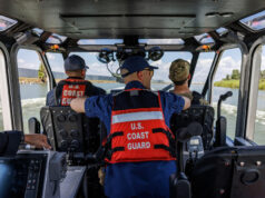 Guarda Costeira está tranquila com suásticas e laços agora, diz relatório O almirante Kevin Lunday, comandante interino da Guarda Costeira dos EUA, fala durante uma audiência do Comitê de Comércio, Ciência e Transporte do Senado sobre sua nomeação para Comandante da Guarda Costeira, quarta-feira, 19 de novembro de 2025, no Capitólio, em Washington. (Foto AP/Julia Demaree Nikhinson)